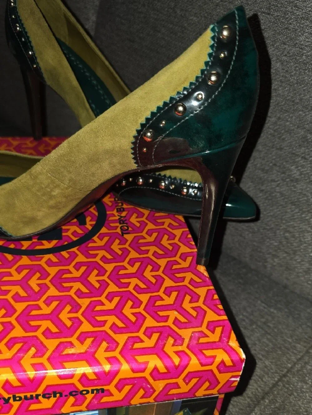 NEW Tory Burch New Malachite Olive Suede and Patent Pointed Pumps w/ Studs 9.5M